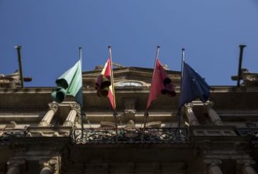 Las banderas de Pamplona ondean a media asta en señal de luto oficial