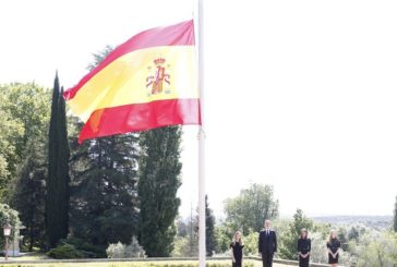 Los Reyes y sus hijas guardan un minuto de silencio por las víctimas del coronavirus