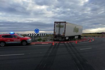 Un camión de sale de la vía en Cintruénigo (Navarra)
