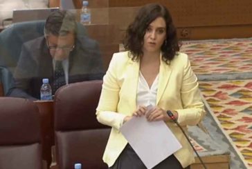 Ayuso confirma 32 casos positivos y cinco hospitalizaciones de personas que han llegado a Barajas