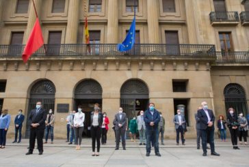 Parlamento y Gobierno de Navarra guardan 1 minuto de silencio por los fallecidos por coronavirus
