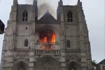 Los Bomberos, que creen fue provocado, dan por “controlado” el incendio de la Catedral de Nantes