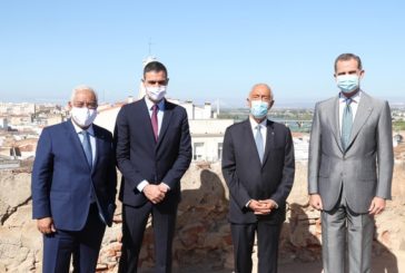 El Rey asiste al acto de reapertura de la frontera con Portugal entre himnos y aplausos
