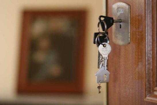 Las hipotecas sobre viviendas caen un 3,5% interanual en julio, hasta las 43.372 operaciones