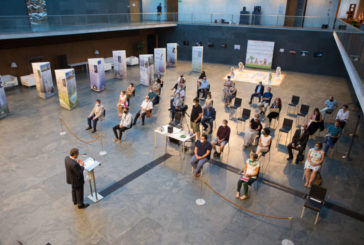 Inaugura la exposición ‘El Conocimiento en el Camino’ en el Parlamento de Navarra