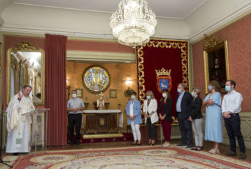 El Ángel de Aralar visita la Casa Consistorial tras su llegada a Pamplona