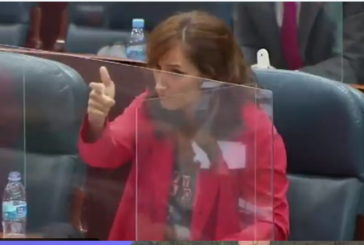 Una parlamentaria de 'Más Madrid' simula 