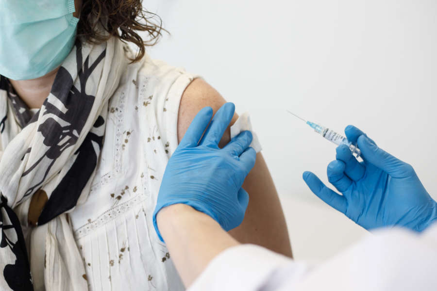 Salud amplía la vacunación contra la gripe al 15 de diciembre y se extiende a toda la población