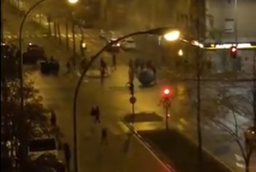 Encapuchados lanzan objetos a la Policía en el barrio Rochapea de Pamplona