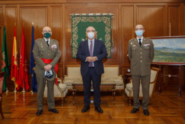 El alcalde de Pamplona recibe al comandante militar de Navarra que ha acudido para despedirse
