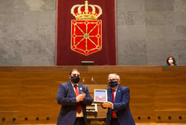 Osasuna recibe la Medalla del Parlamento de Navarra con motivo de su centenario