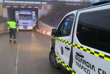 Un tráiler se empotra en el puente de la N-121 a la altura de Caparroso