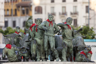 Pañuelico rojo en los monumentos de Pamplona