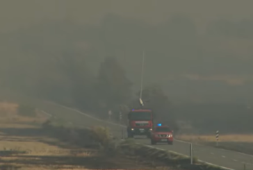 Bomberos y medios aéreos intentan controlar el incendio en Carcastillo, Navarra