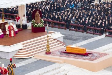 El adiós a Benedicto XVI. El Papa: “Padre, en tus manos encomendamos su espíritu”