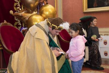 Los pajes de SSMM los Reyes Magos reciben a los niños en el Ayuntamiento de Pamplona