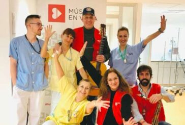 Santiago Royo y el guitarrista Julian Vaquero llevan su 'Música en la vena' por los hospitales
