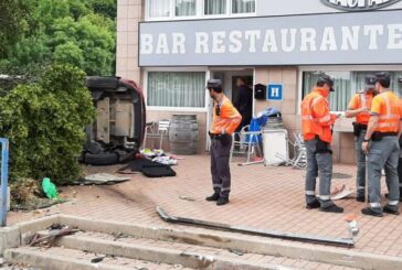 Trasladadas al HUN tras imparta un coche en la terraza del Bar en Irúrzun