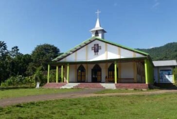 Una cruz en cada pueblo de Indonesia