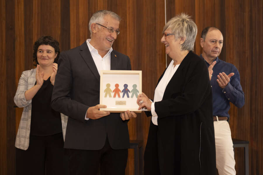 Mª José Leoz recibe la primera distinción a la Persona Voluntaria de ...