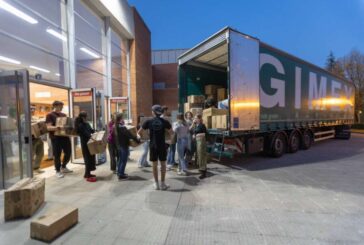 Más de 50 voluntarios, 141 cajas de alimentos y material básico, y 383 litros de agua 