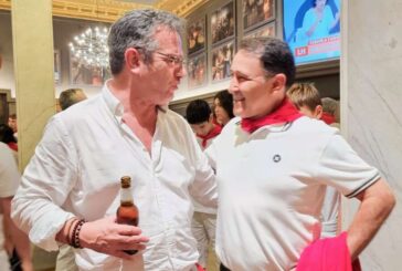 El maestro César Rincón y un oso con gafas