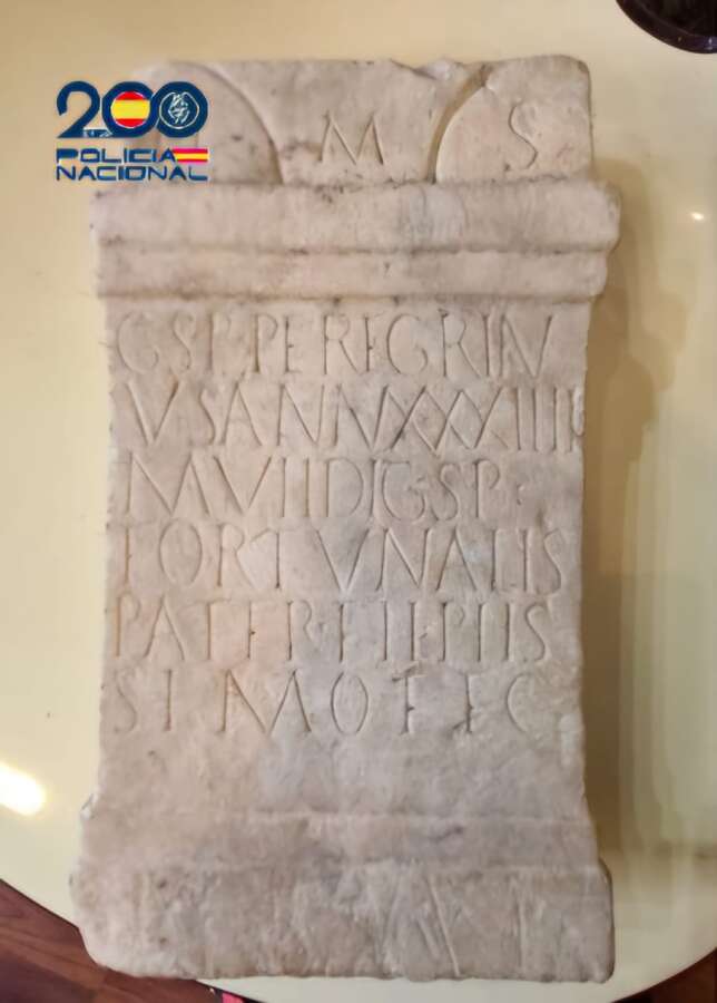Recuperada un ara funeraria romana del siglo III d.C. robada en Mérida