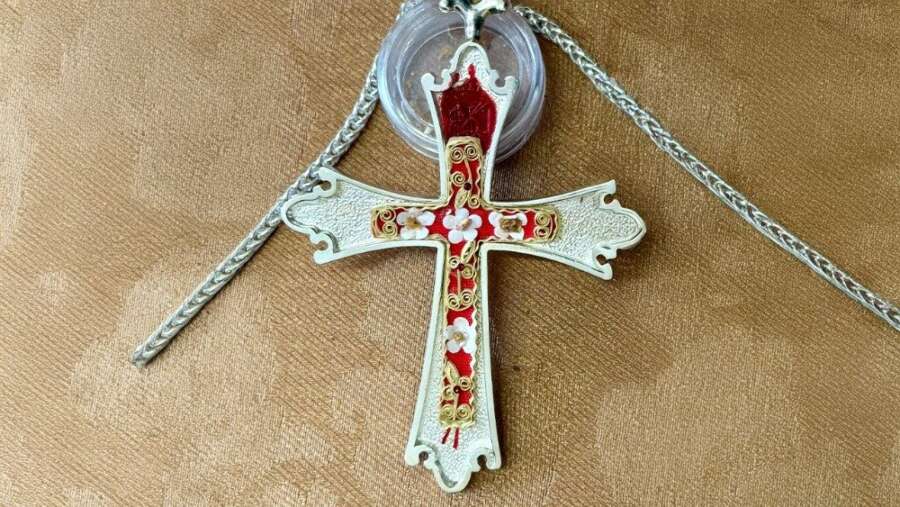 Una reliquia de San León Magno en la cruz pectoral de plata del Papa