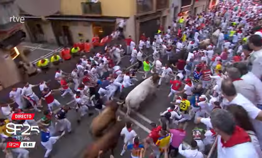 Carrera bonita y breve de ‘Los victoriano del Río’ en el cuarto encierro de San Fermín 2025