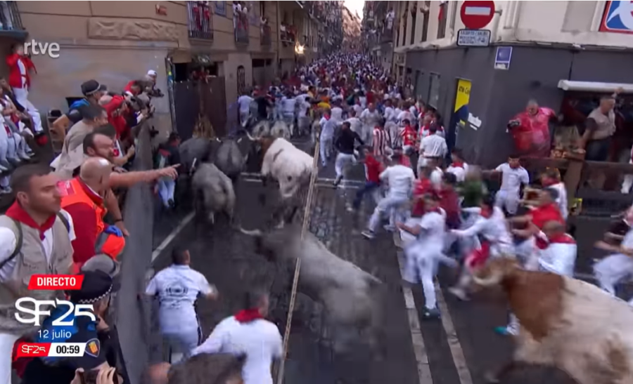 San Fermín 2025: Un toro rezagado de ‘Los Escobar’ causa peligro en un sexto encierro masificado