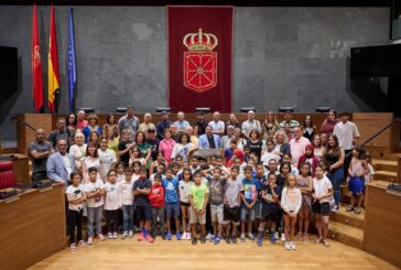 El Parlamento recibe a los niños saharauis que pasan el verano en Navarra