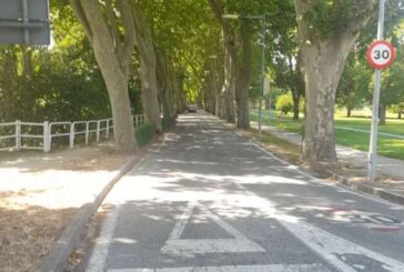 La carretera de la Universidad de Navarra no se cierra al tráfico y será una ciclocalle de sentido único