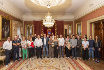 La familia de Mari Ganuza Senosiáin recibe el Pañuelo de Pamplona