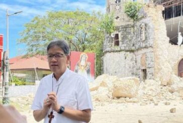 El nuevo arzobispo de Cebú visita a los damnificados tras el terremoto en Filipinas