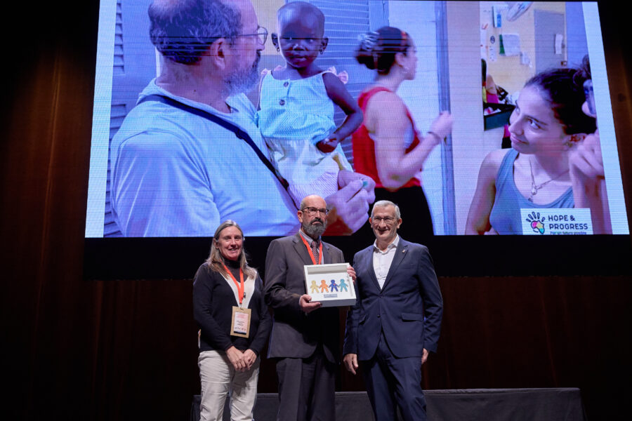 El cirujano Carlos Bardají recibe la distinción a la Persona Voluntaria de Navarra
