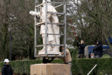 Colocadas las tres primeras estatuas de los reyes en su ubicación definitiva en el parque de la Taconera