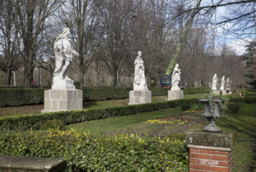 El parque de Taconera acoge ya las seis estatuas restauradas de los reyes del paseo de Sarasate