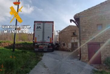 Atrapado un camión de 25 toneladas en Senosiáin, Navarra