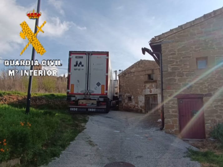 Atrapado un camión de 25 toneladas en Senosiáin, Navarra
