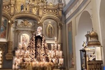 Miles de pamploneses acompañan a la Dolorosa en su traslado a la Catedral de Pamplona