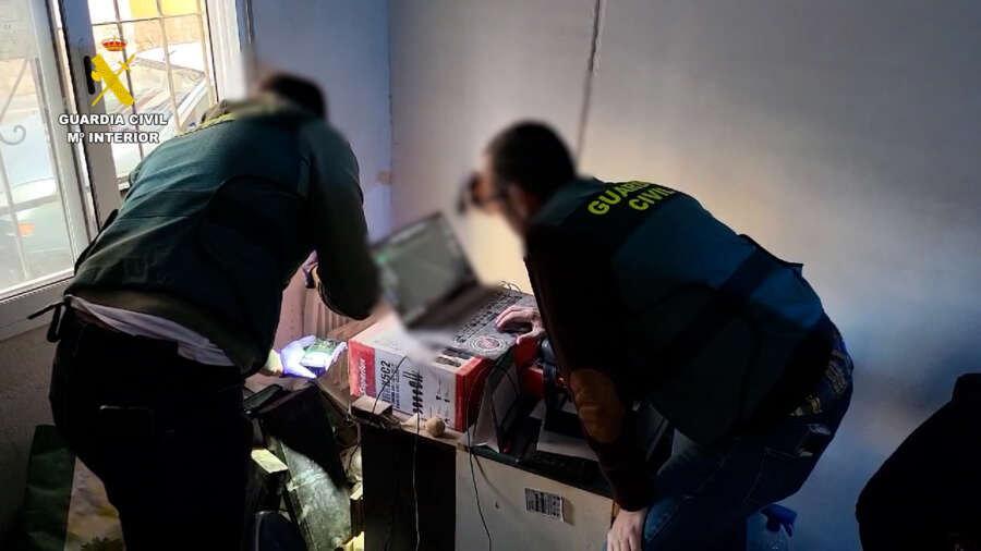 Detenido en Alicante un ciberdepredador sexual con más de 200 dispositivos de almacenamiento de imágenes pedófilas