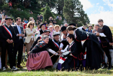 Celebración del tradicional Tributo de las Tres Vacas en la muga entre España y Francia