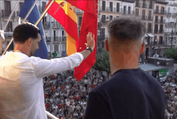 Mikel Merino campeón del mundial de fútbol saluda en el balcón del Palacio de Navarra tras la recepción oficial