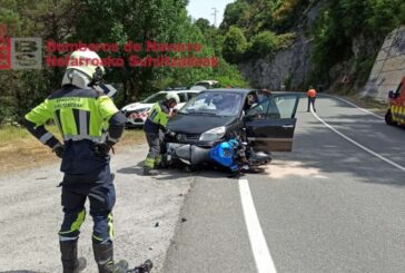Cinco personas trasladadas tras colisionar un coche y una motocicleta en Esteribar