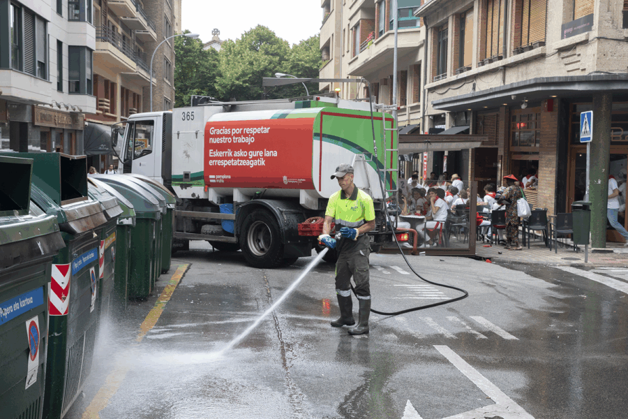 Más de 55 vehículos, 80 contenedores rojos y 800 papeleras componen el dispositivo de limpieza para las fiestas de San Fermín