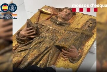 Policía Nacional y Mossos d’Esquadra entregan un relieve de madera tallada robado en un monasterio de Navarra hace 16 años
