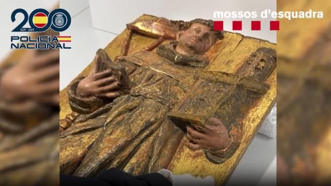 Policía Nacional y Mossos d’Esquadra entregan un relieve de madera tallada robado en un monasterio de Navarra hace 16 años