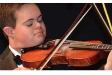 Habla 4 idiomas, toca el violín en conciertos, da conferencias, va a misa: era abortable por Down