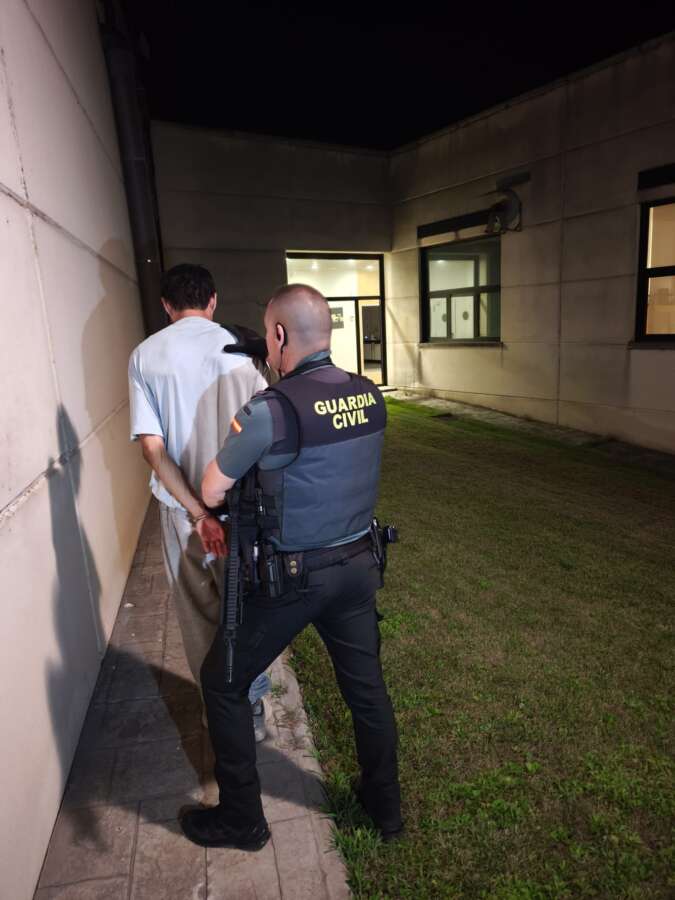 Guardia Civil detiene a un hombre tras acceder a una bodega y causar daños en un vehículo