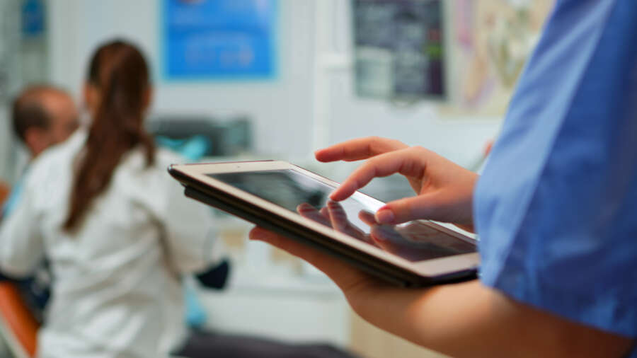 La automatización puede liberar hasta un 40% del tiempo dedicado a tareas administrativas en hospitales